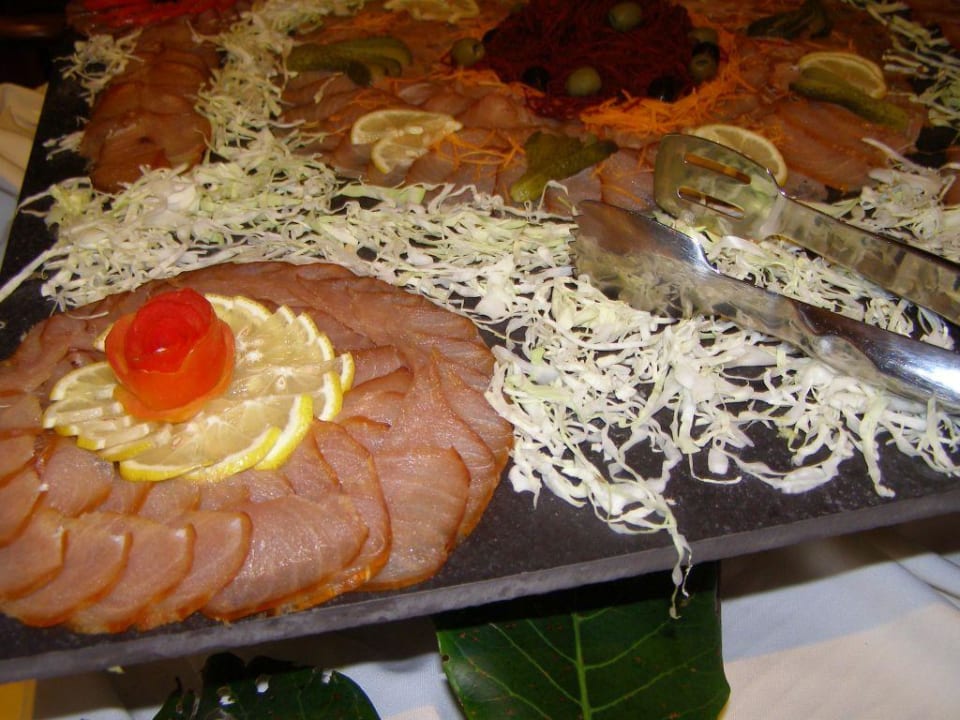 Salatbar,Lachs gab´s nur 1x... Le Peninsula Bay Beach Resort & Spa