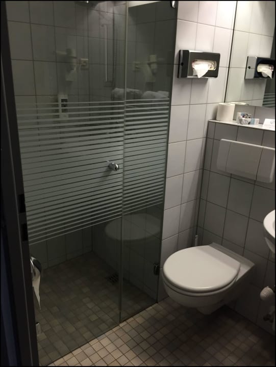 Bad mit Dusche Mercure Hotel Stuttgart Gerlingen