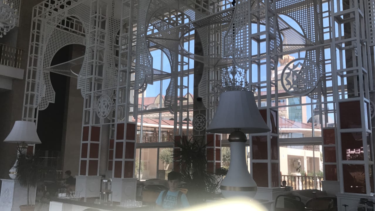 Lobby Well Palace Side