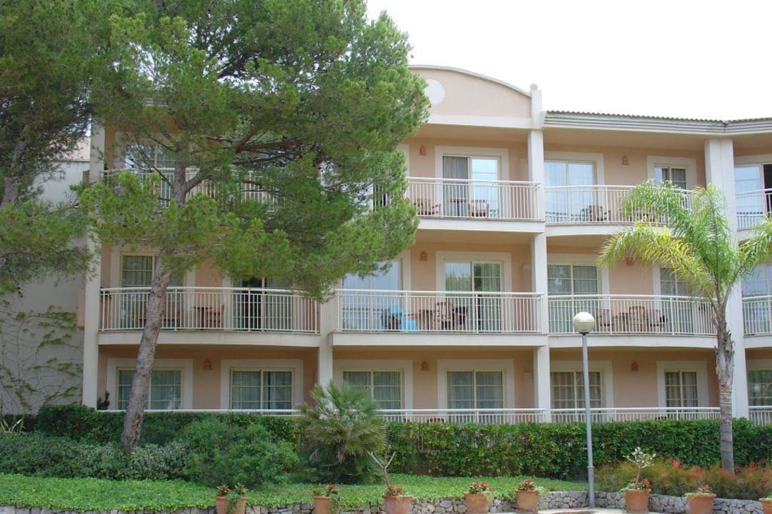 Blick auf einen der Zimmerkomplexe VIVA Cala Mesquida Suites & Spa 16+