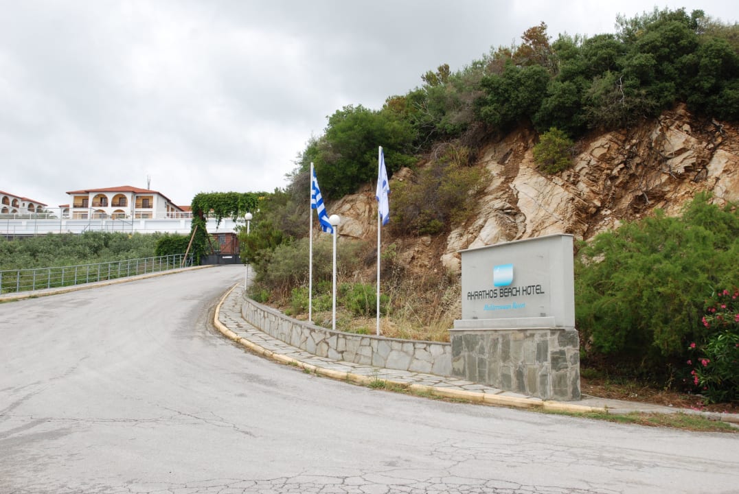 Wjazd do hotelu Akrathos Beach Hotel