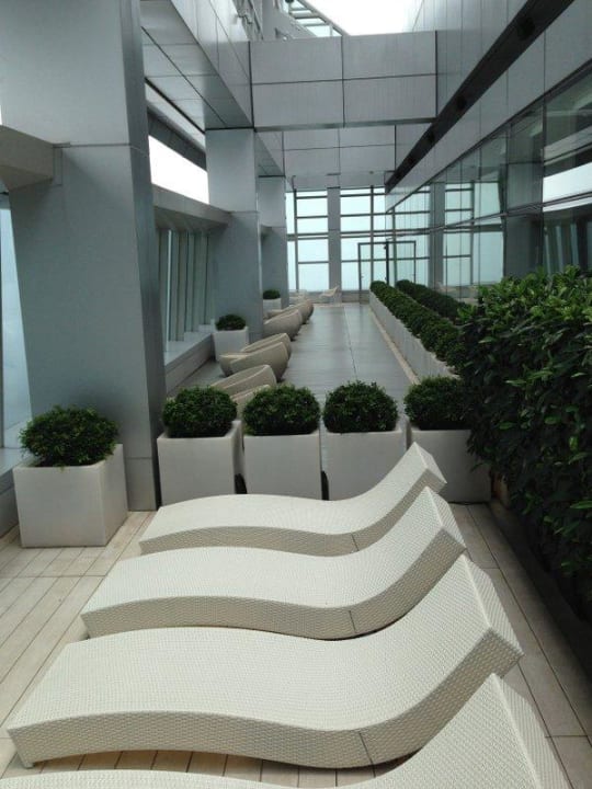 Ruhebereich am Pool Hotel The Ritz-Carlton Hongkong