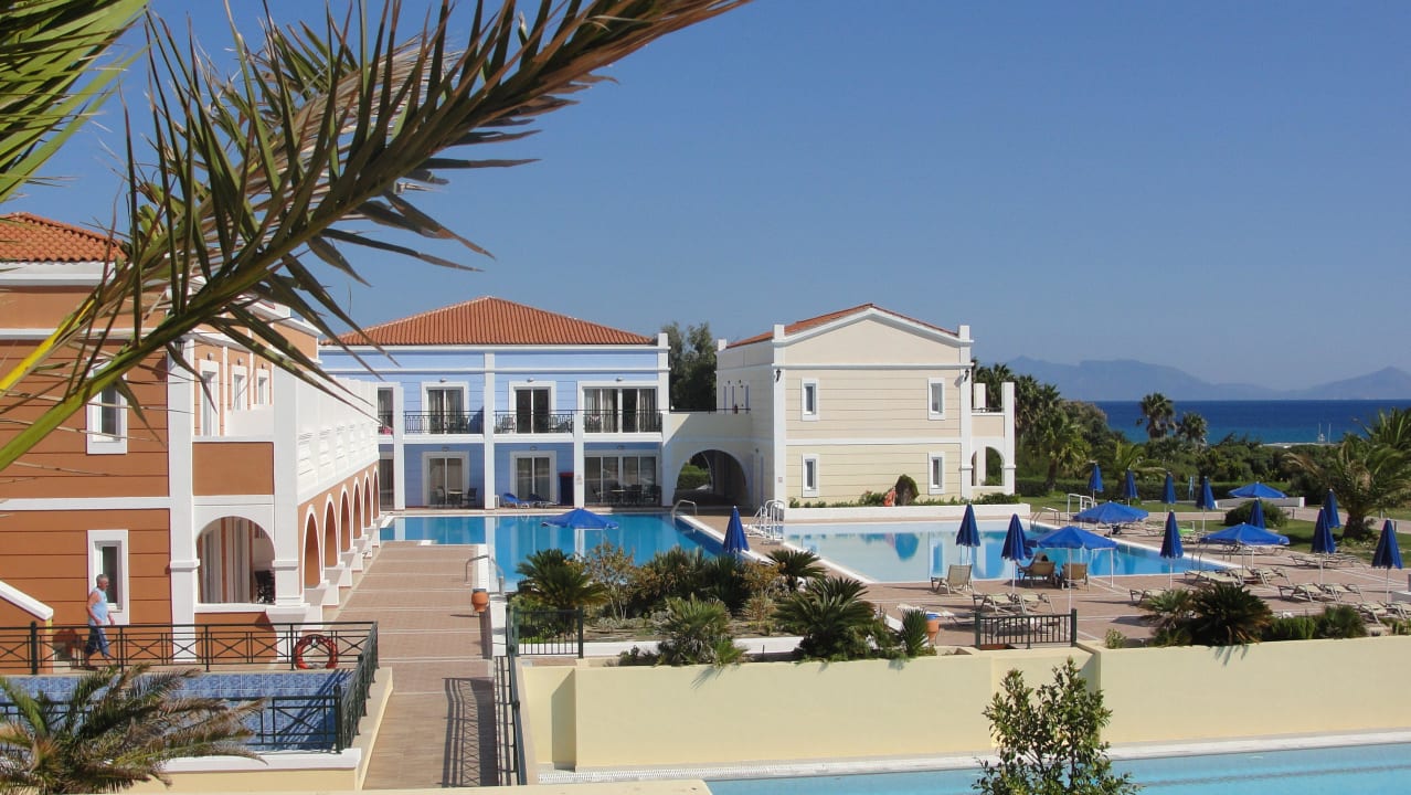 Blick zu den Pool und Hotelanlage Porto Bello Royal