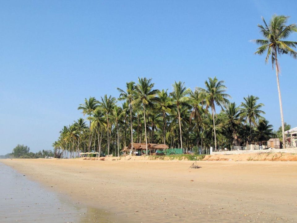 Strand rechts vom Hotel gelegen La Flora Khao Lak
