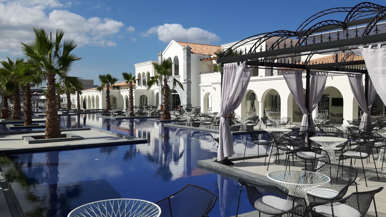 Teil der Poolanlage Anemos Luxury Grand Resort