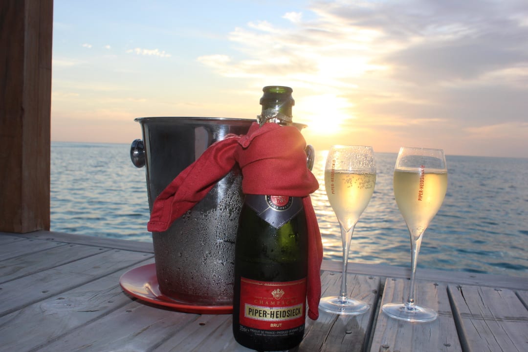 Überraschungs - Champagner von Meeru Island  Meeru Maldives Resort Island