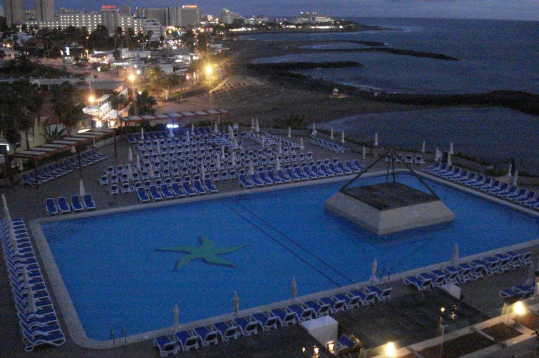 Piscina al anochecer Iberostar Waves Bouganville Playa