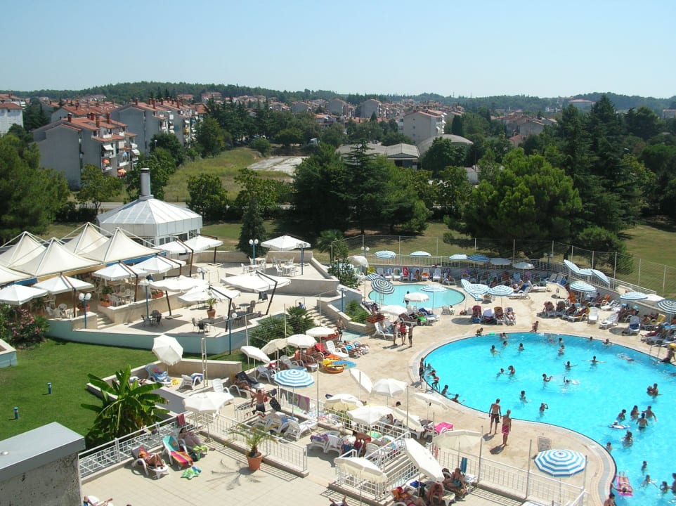 Blick von meinem Doppelzimmer auf den Poolbereich Valamar Parentino Hotel