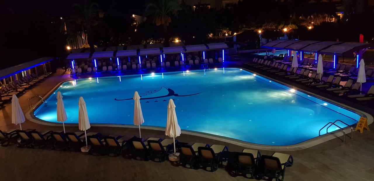 Pool Side Breeze Hotel