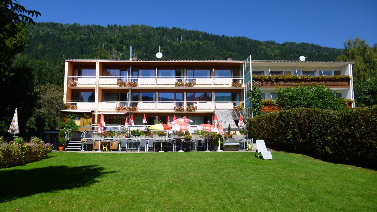 Hotelansicht vom See Gästehaus Hotel Schluga