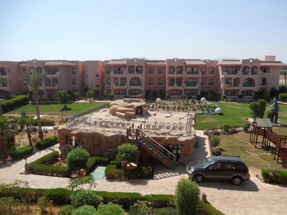 Задний двор отеля, детский клуб Parrotel Aqua Park Resort