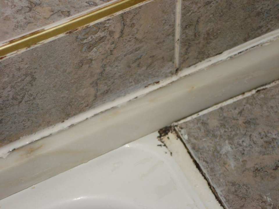 Schimmel an der Duschwanne Hotel de France