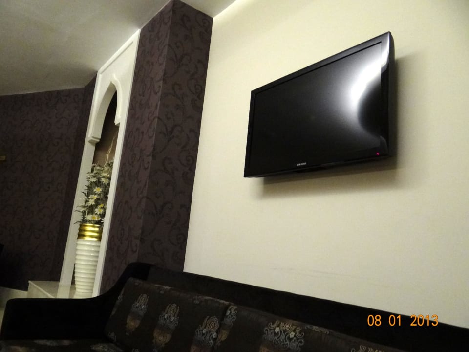 TV im Wartebereich vor dem Restaurant Villa Side Residence