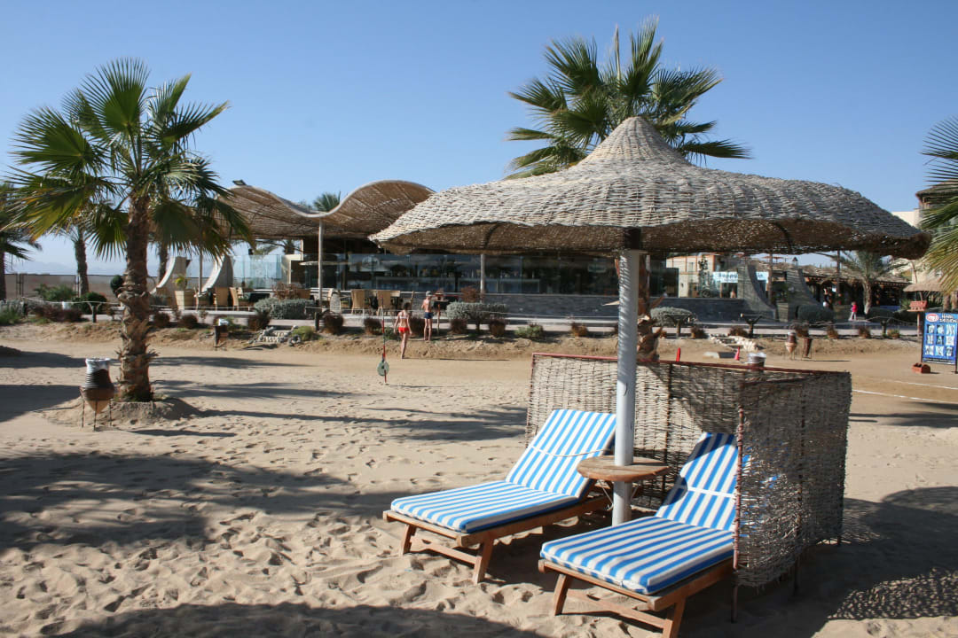 Шезлонги Amwaj Beach Club Abu Soma Resort