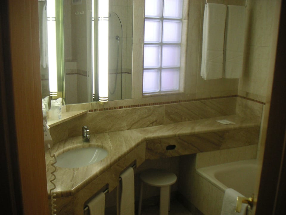 Blick in das Badezimmer Corallium Dunamar by Lopesan Hotels