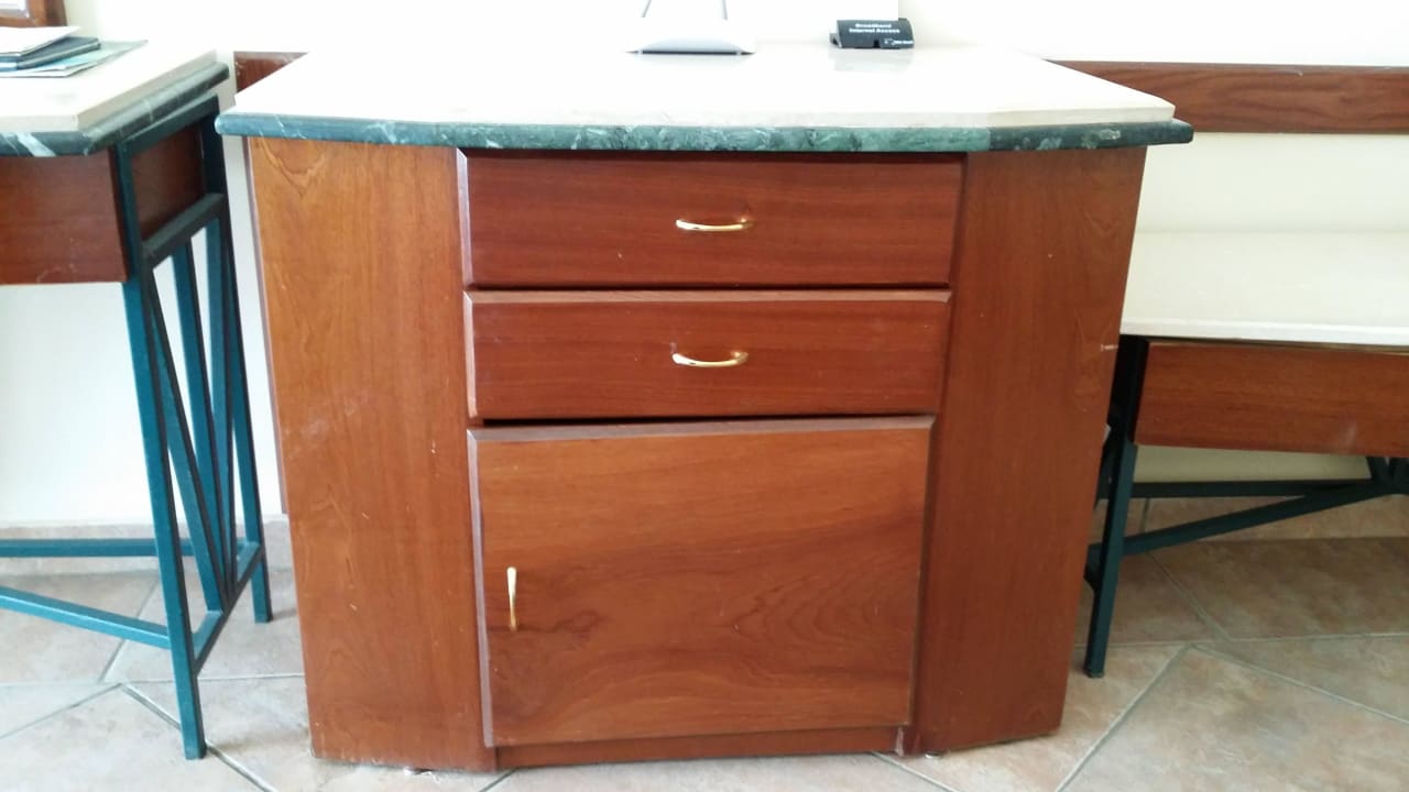 Schiefe Türen am Schrank Sultan Gardens Resort