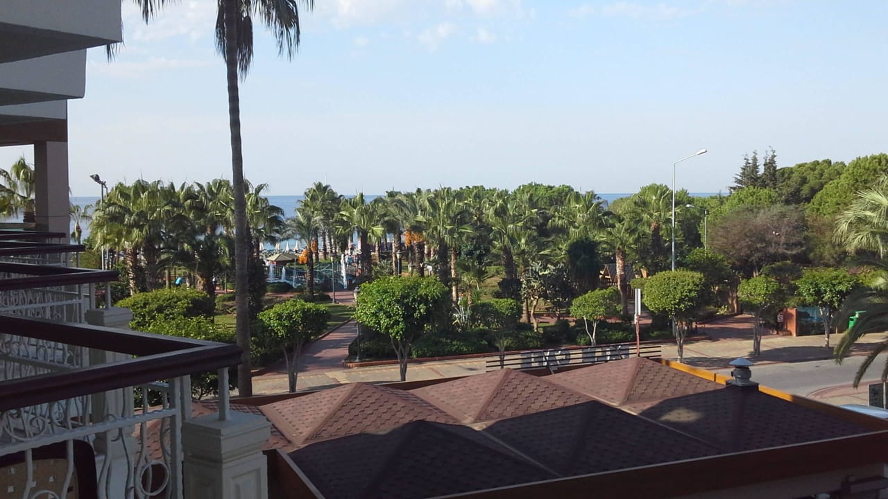 Blick vom Balkon über den Park in Richtung Meer Riviera Hotel & Spa