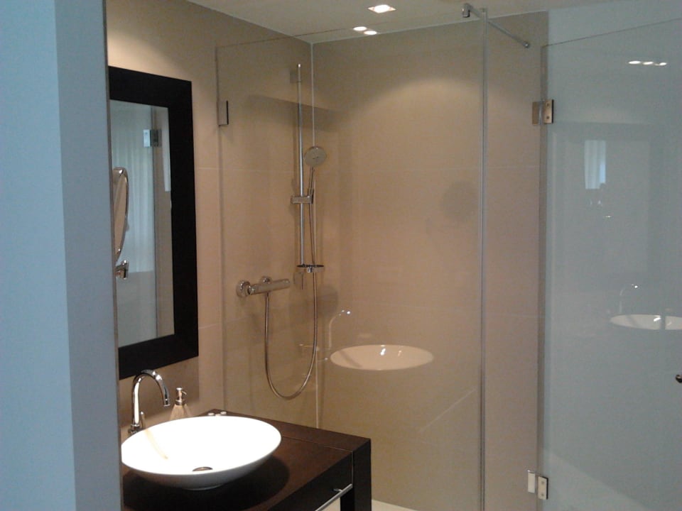 Das Bad mit großer Dusche Goodman's Living Apartments