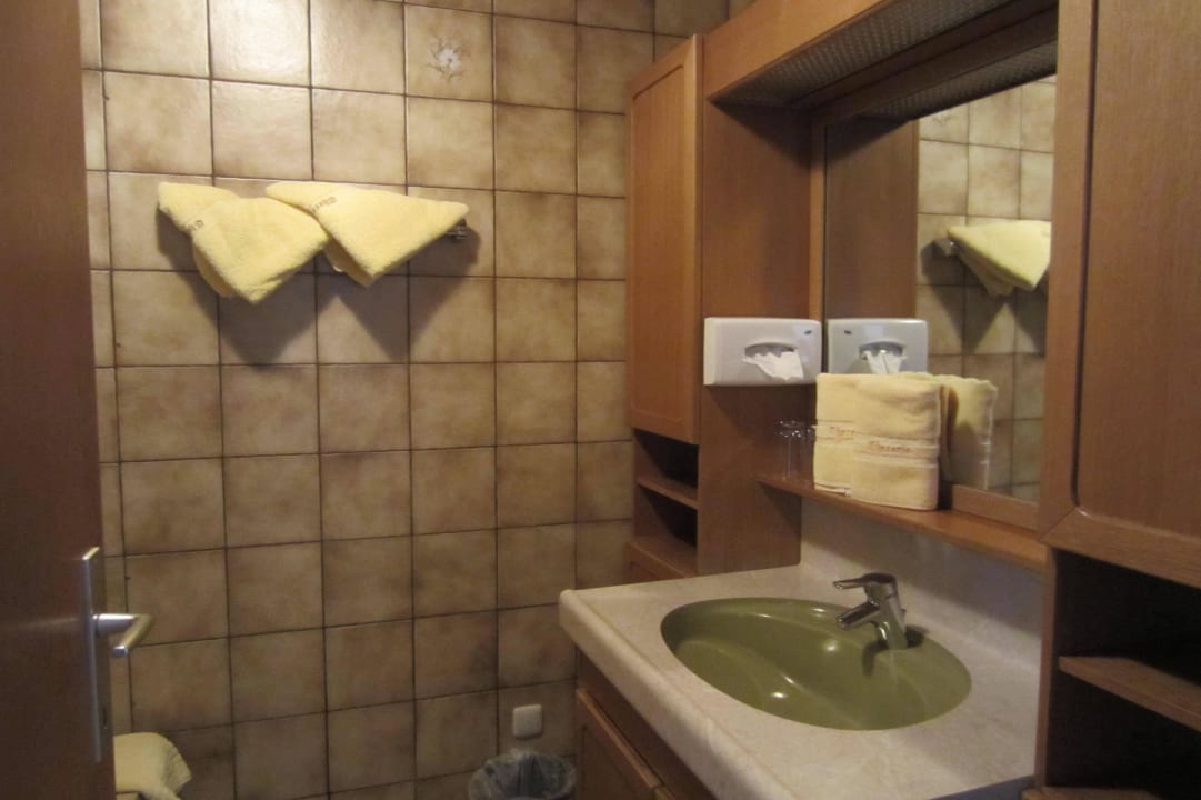 Bad mit Wannendusche Hotel Theresia Garni