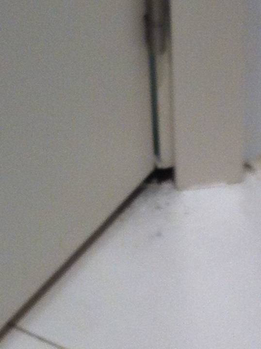 Bad, Fußboden an der Tür, nach Reinigung Hotel Holiday Inn Express Bilbao