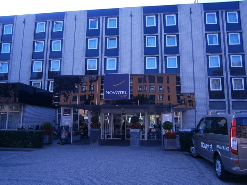The Entrance to the lobby Hotel Novotel Maastricht