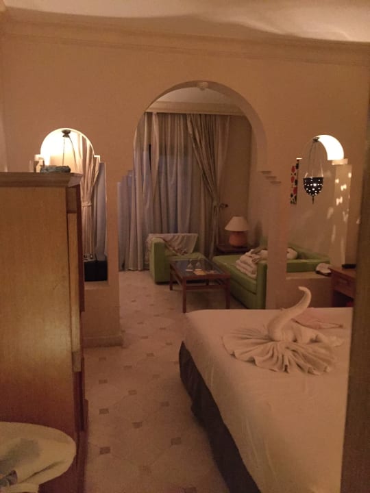 Großes Zimmer mit schlechter Beleutung Makadi Palace