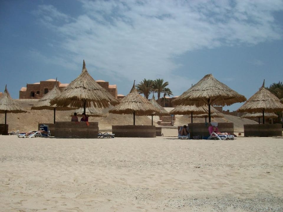 Strand mit Sonnenschirmen Mövenpick Resort El Quseir