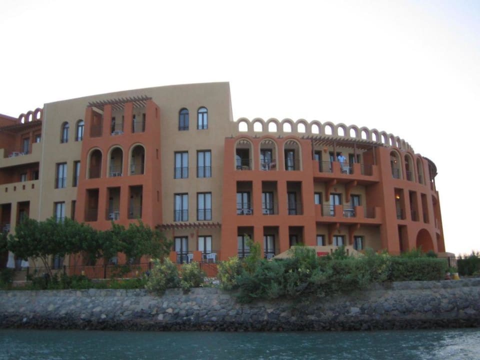 Hotel von außen bei der Lagunenfahrt Hotel Three Corners Ocean View prestige - Adults only