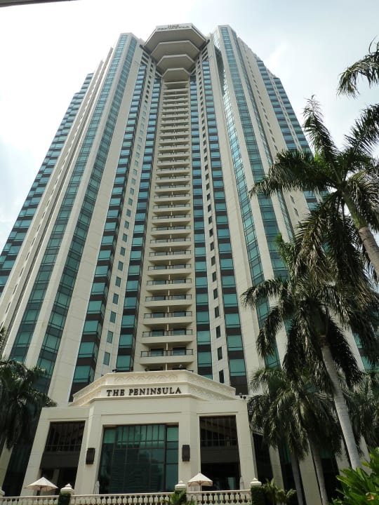 Sicht von der Gartenanlage auf das Hotel Hotel The Peninsula Bangkok