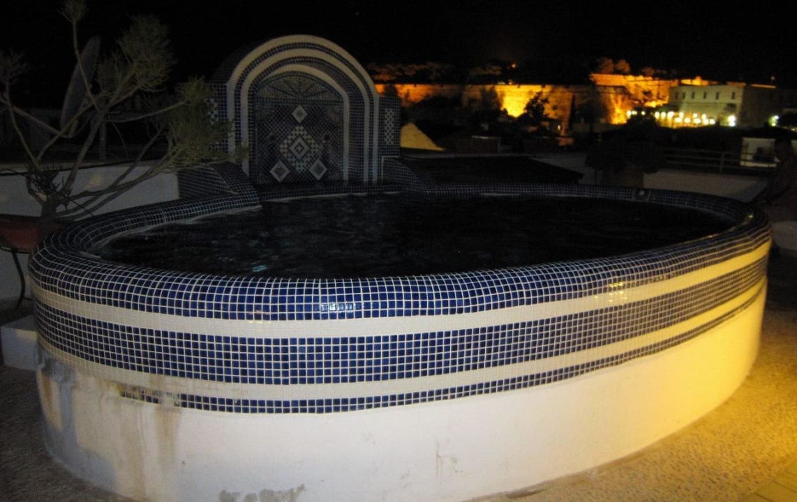 Roof top jacuzzi Avli Lounge Apartments