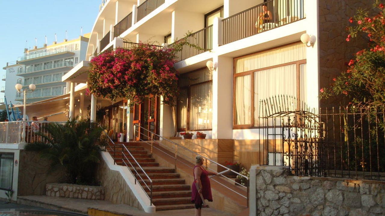 Schöner Treppenaufgang zum Hotel Hotel Osiris