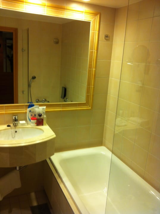 Waschtisch und Wanne Hilton Helsinki Kalastajatorppa