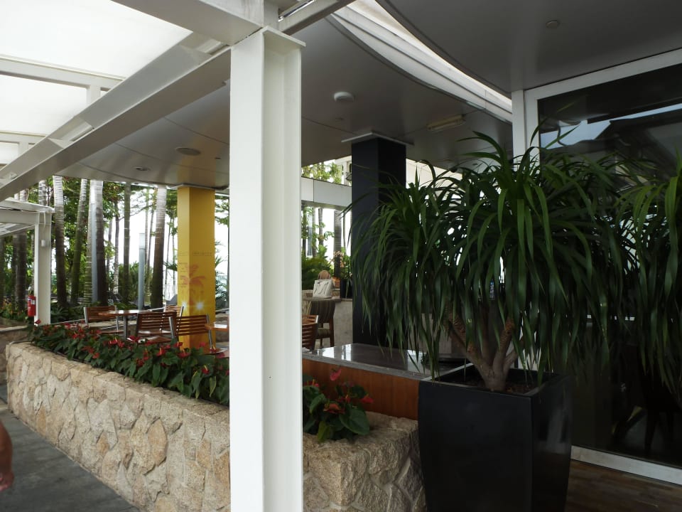 Bar obok basenu Marina Bay Sands