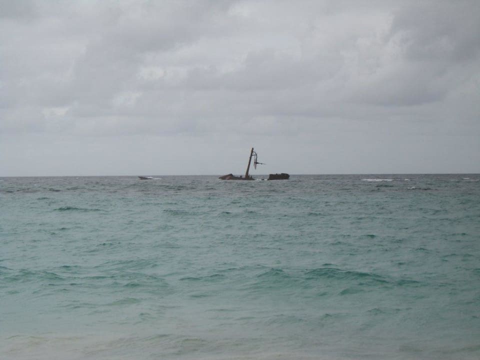 Blick vom Strand aus auf das Wrack Hotel Riu Palace Punta Cana