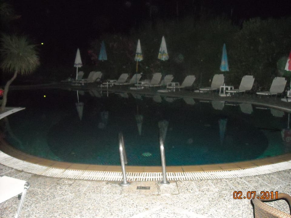 Pool in der Morgendämmerung vor der Abreise Hotel Ilena