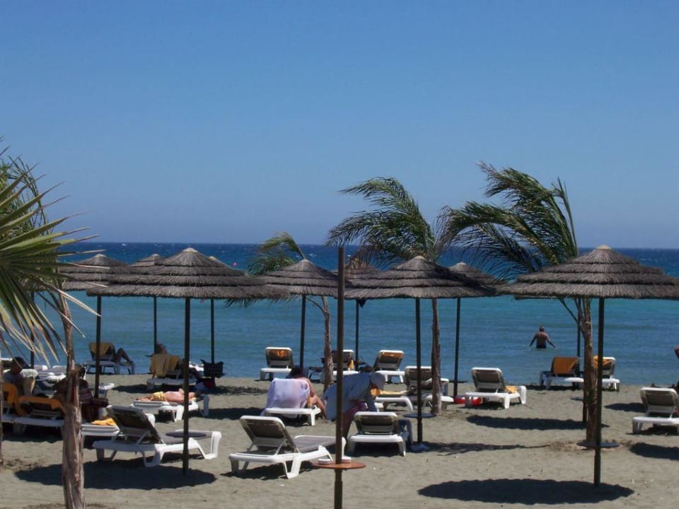 Strand vor dem Hotel Mediterranean Beach Hotel