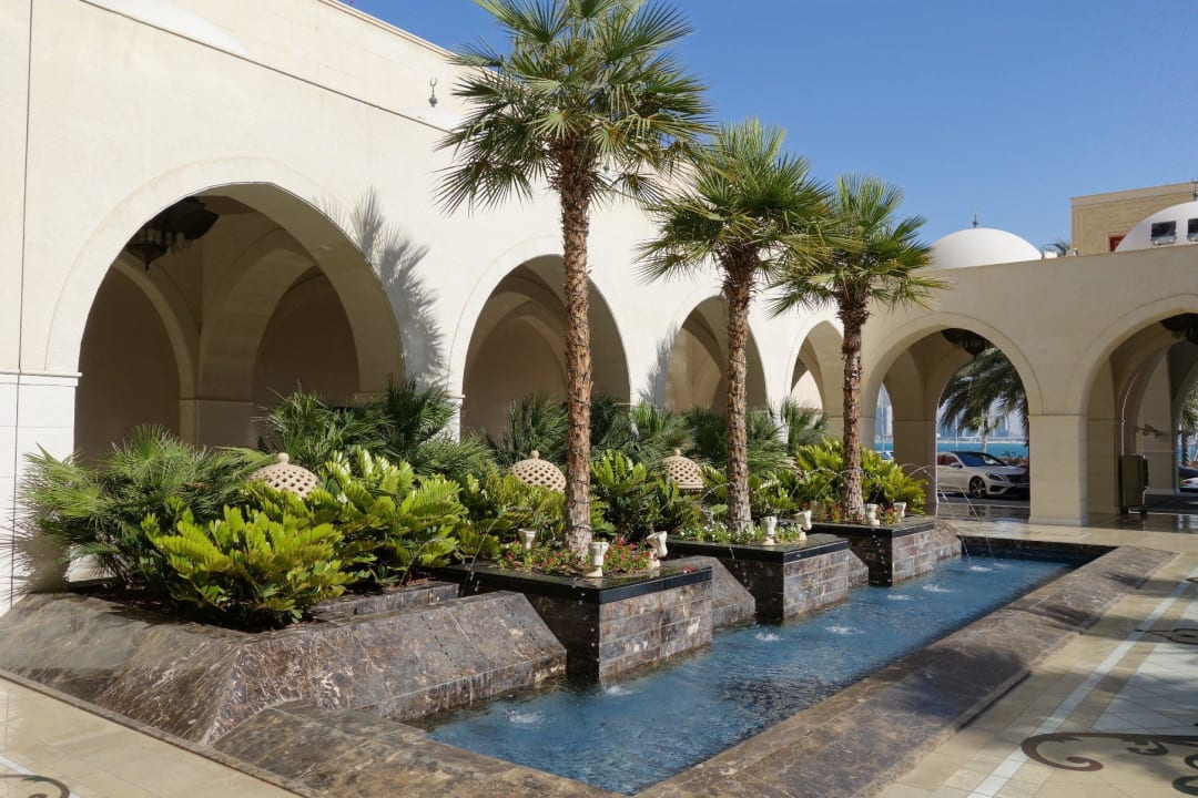 Beim Hoteleingang Jumeirah Zabeel Saray