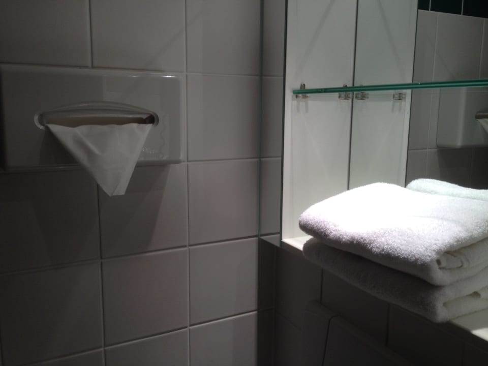 Glasablagen im Bad und saubere Handtücher AHORN Panorama Hotel Oberhof