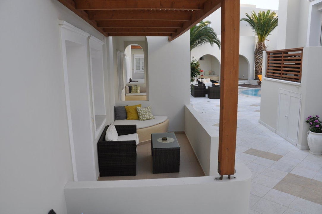 Balkon eines Zimmers mit Poolblick Hotel Nissaki Beach