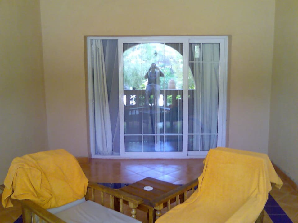 Unsere kleine Terrasse mit Blick zur Terrassentür Grand Makadi