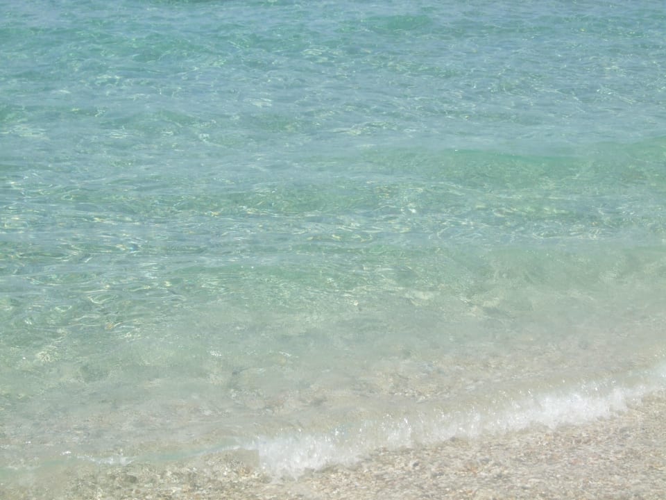 Schönes Wasser bei ruhigem Meer Anissa Beach & Village