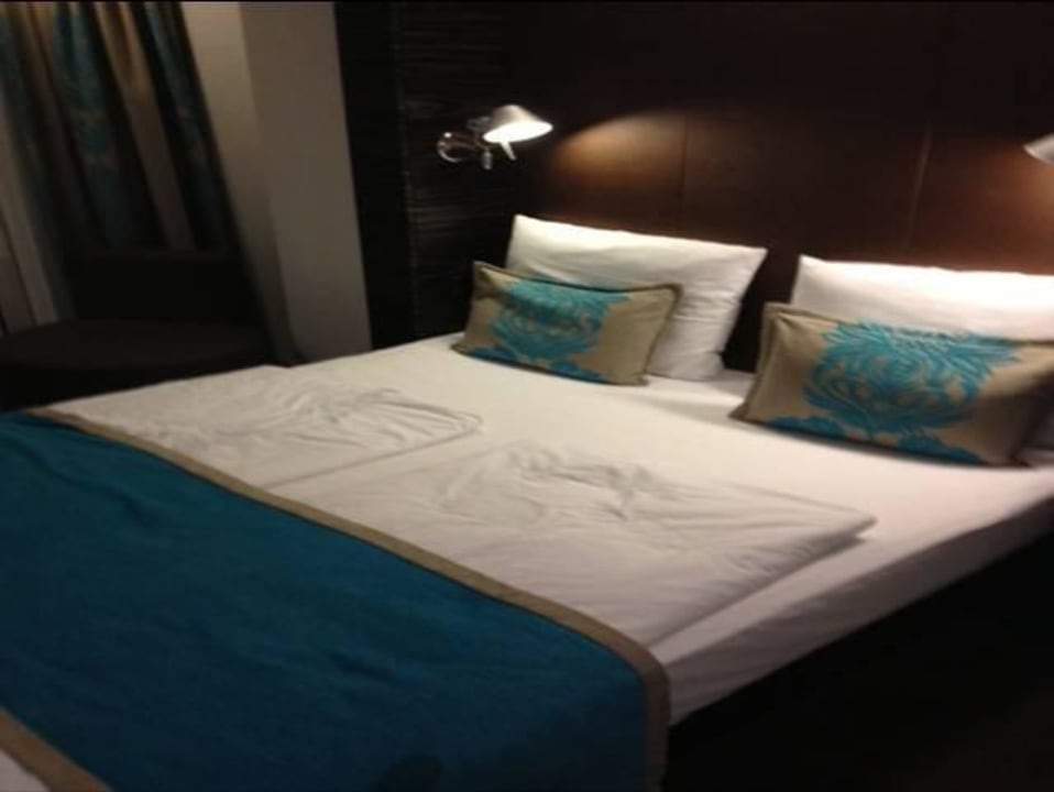 Gemütliches Doppelbett mit großen Bettdecken Motel One Leipzig-Nikolaikirche