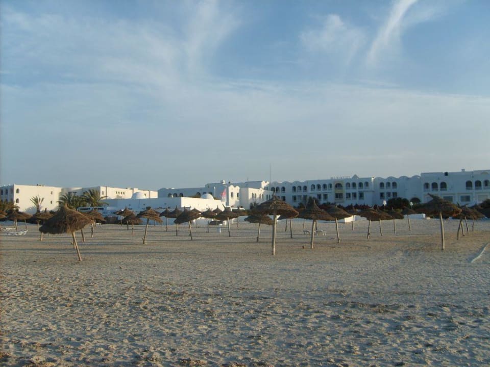 Blick vom Strand zum Hotel Calimera Yati Beach