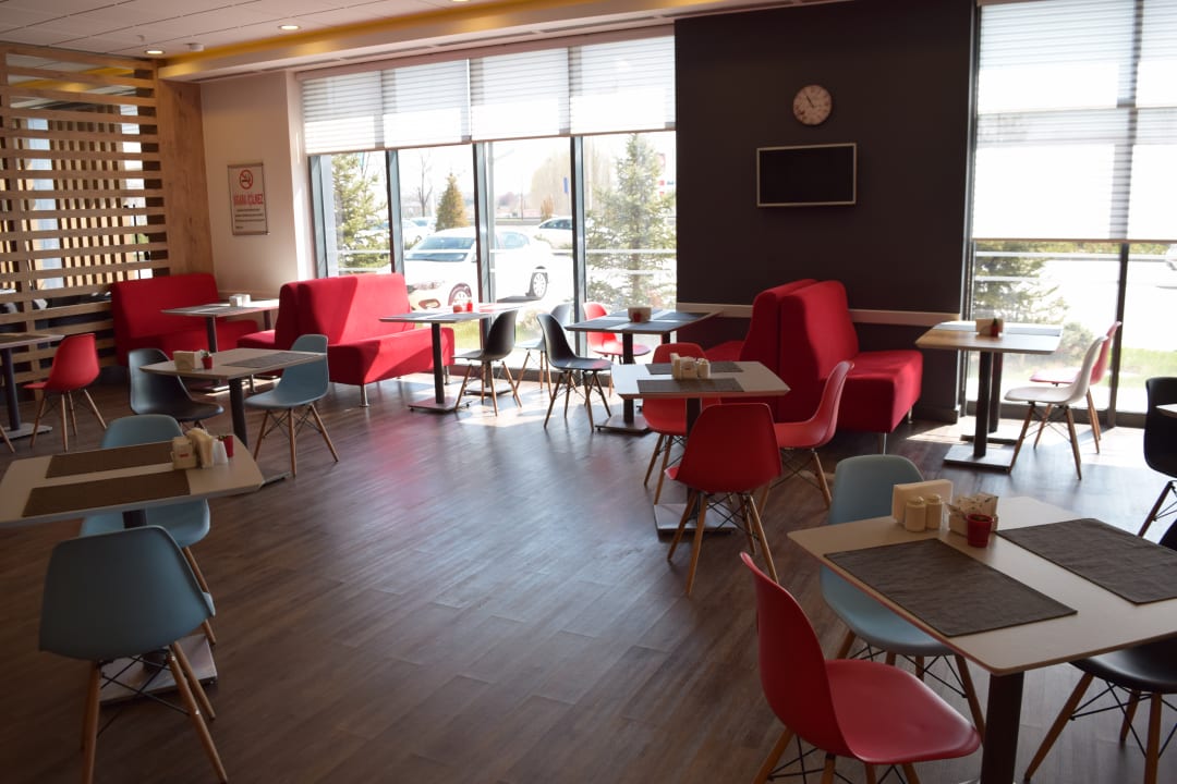 Restaurant des Hotels im Erdgeschoss ibis Hotel Ankara Airport