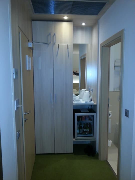 Schrank, Minibar, Safe, Bügeleisen Hotel Armatti