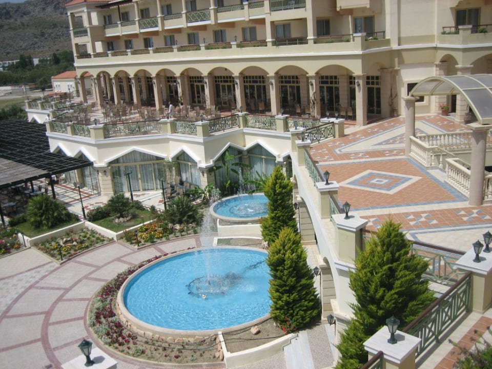 Platz zwischen Hotel und Pool  Lindos Princess Beach Resort & Spa