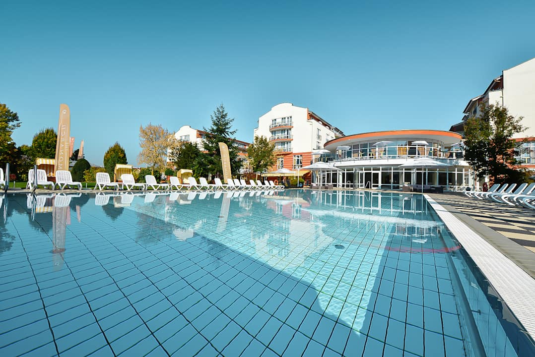 Pool Hotel The Monarch