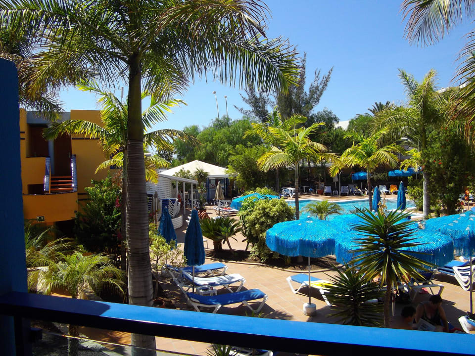Blick nach links vom Balkon Zimmer 405 BLUESEA Jandia Luz