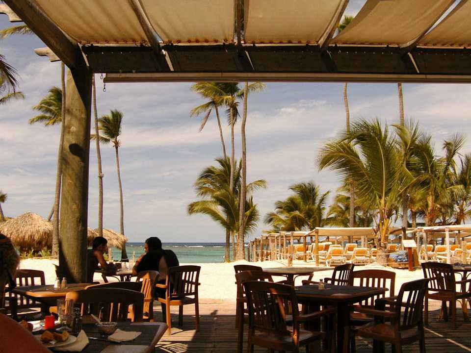 Beach bar for lunch and in the evening grill rest. Ocean Blue & Sand