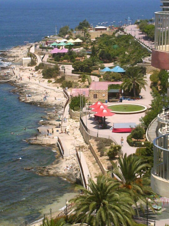 Blick vom Dach auf den Felsstrand und Park Hotel Plaza & Plaza Regency